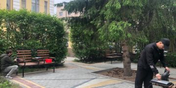 Волонтёры Томского РГО провели уборку сквера путешественников