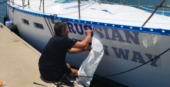 «Три года жили по другим правилам»: экипаж Russian Ocean Way дошел до родной земли