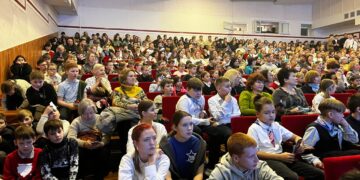 Около 400 томичей пришло на премьерный показ фильма «Переплыть океан. И вернуться другими»