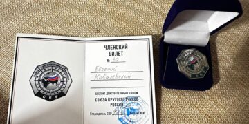 Экипаж экспедиции РГО Russian Ocean Way награжден членскими удостоверениями Союза кругосветчиков России